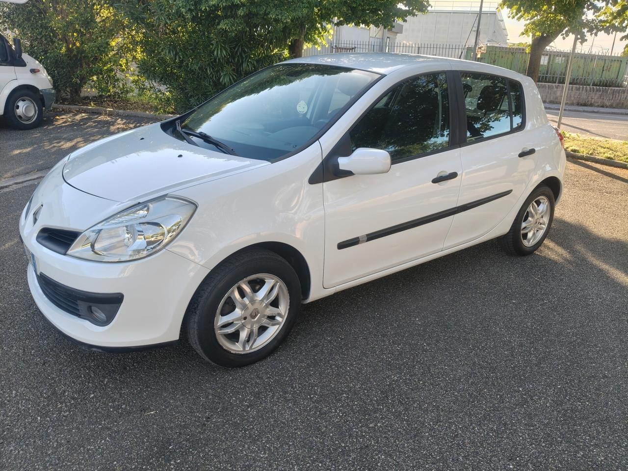 Renault Clio 1.6 5 porte SOLAMENTE 61.000 KM