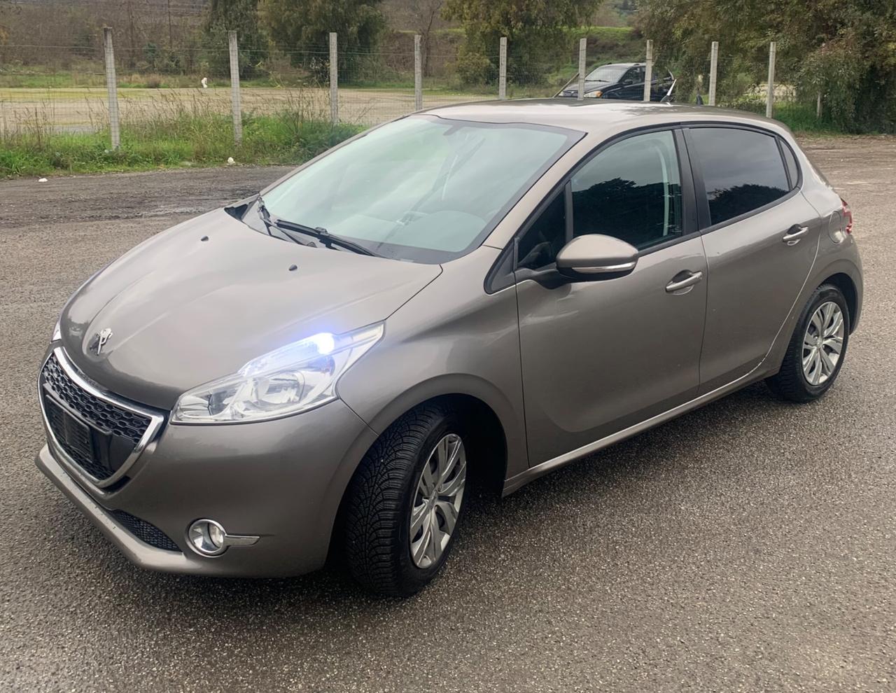 Peugeot 208 1.4 HDi 68 CV 5p Allure 130000KM
