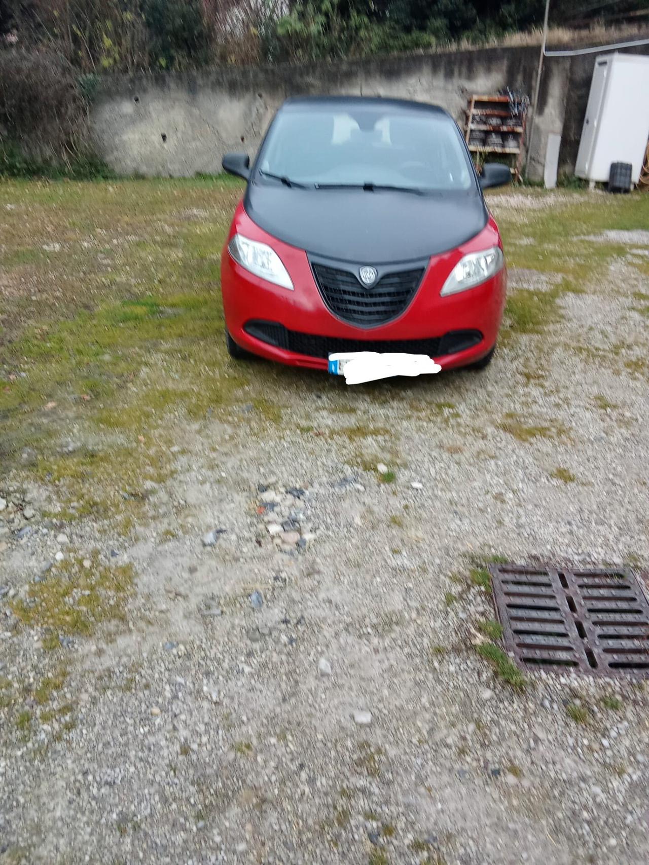 Lancia Ypsilon 1300 multijet rossa e nera