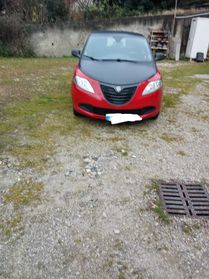 Lancia Ypsilon 1300 multijet rossa e nera