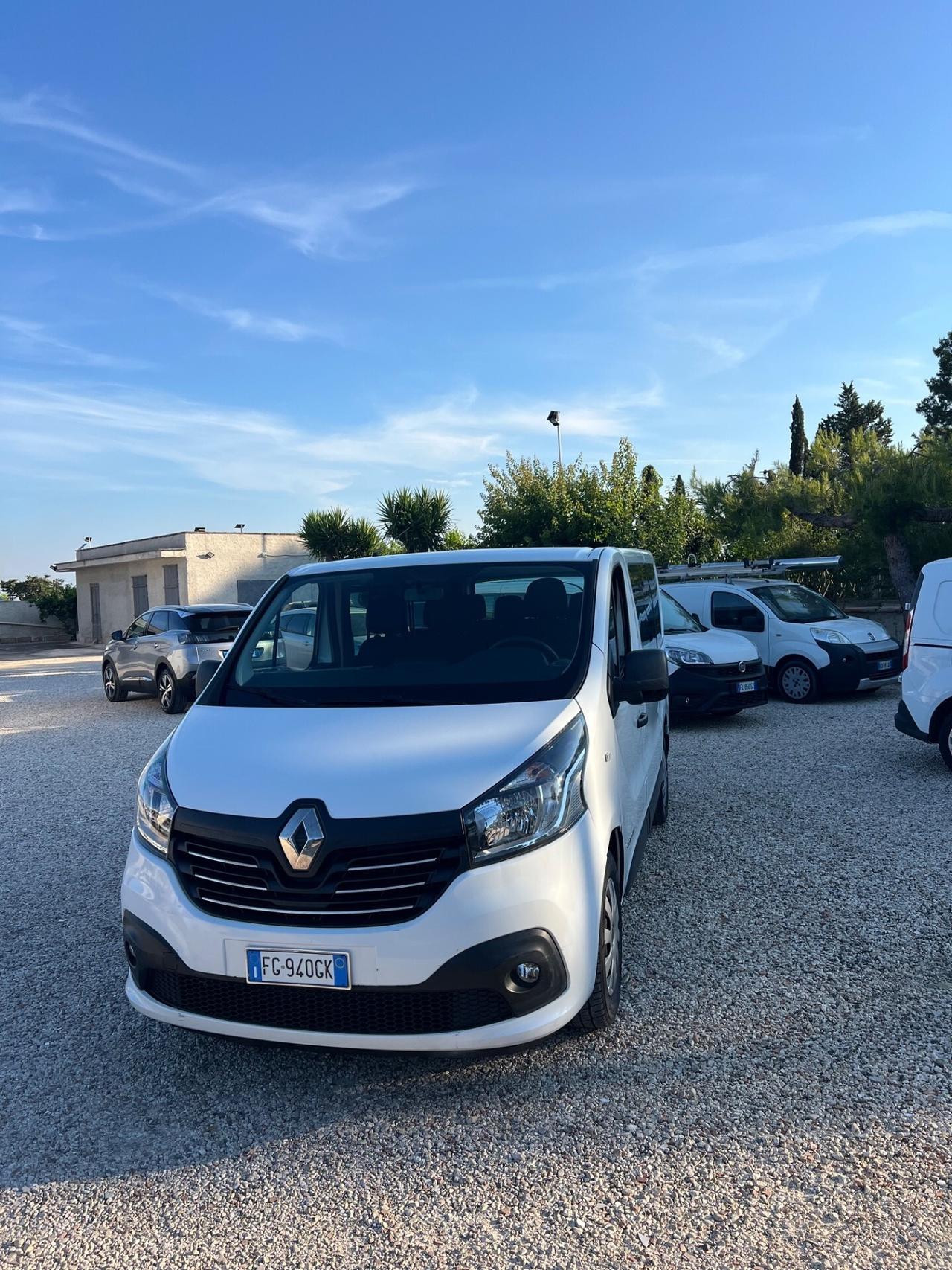 Renault Trafic 9 posti auto iva deducibile