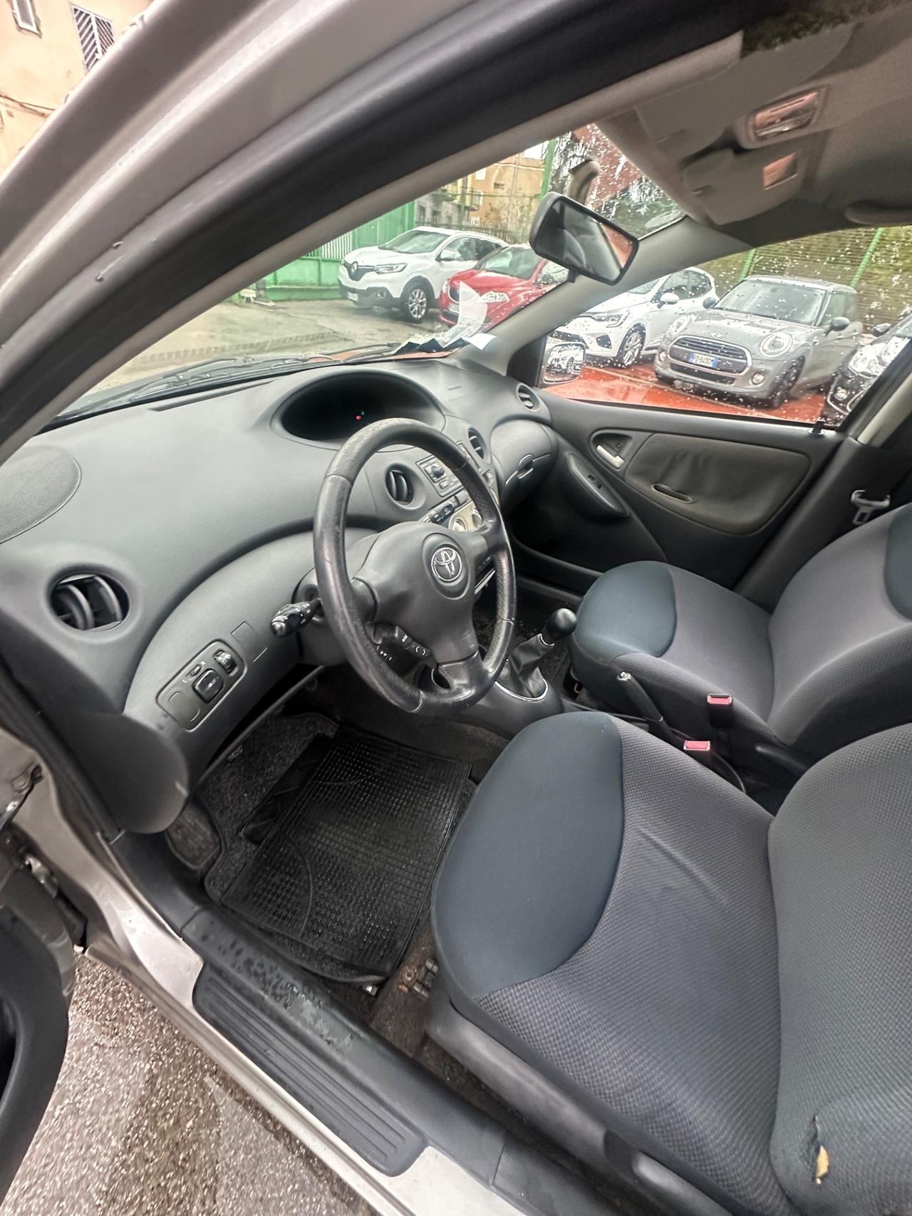 Toyota Yaris 1.0i 16V cat 5 porte Sol