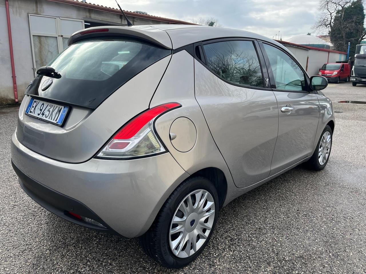 Lancia y 5P-1.2 gpl-km 130000-full-11/2011