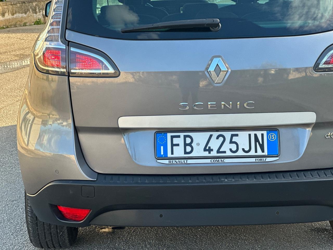 Renault SCENIC 1.5 dCi 110CV 2015 - TOM TOM