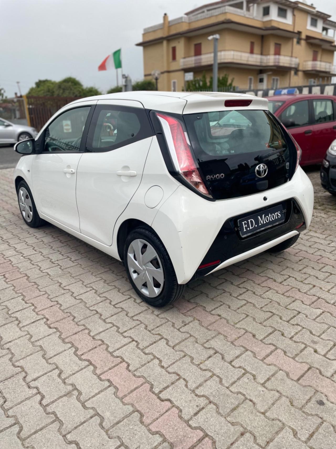 Toyota Aygo 1.0 VVT-i 69 CV 5 porte x-play TSS