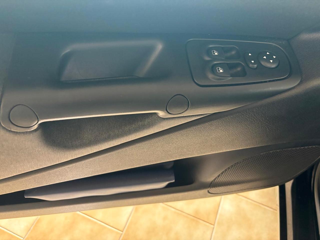 LANCIA YPSILON ANNO 2011 BZ 1.2 ADATTA NEOPATENTATI KM 64 MILA