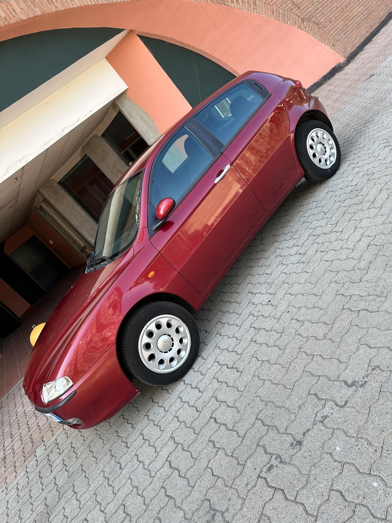 Alfa Romeo 147 1.6i 16V Twin Spark cat 5p. Distinctive