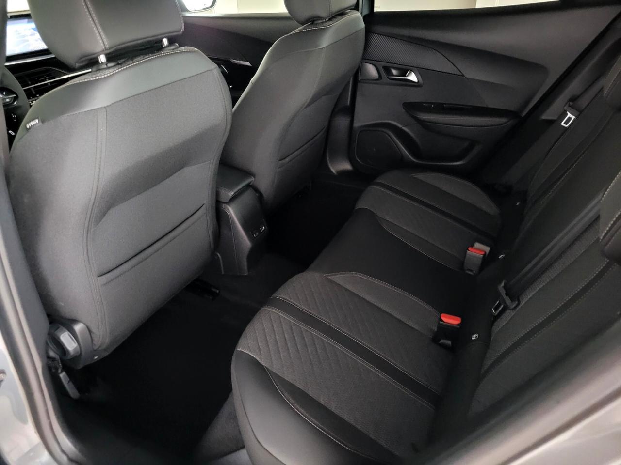 Peugeot 2008 1.2 ALLURE AUT. CARPLAY LED ACC RETROCAMERA