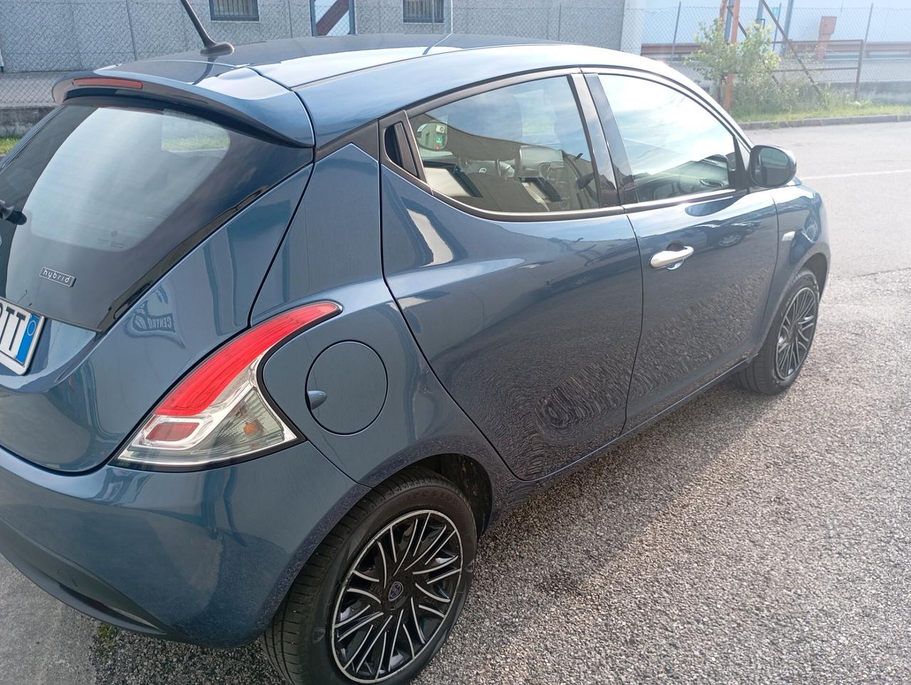 Lancia Ypsilon 1.0 Fire hibrida BENZINA