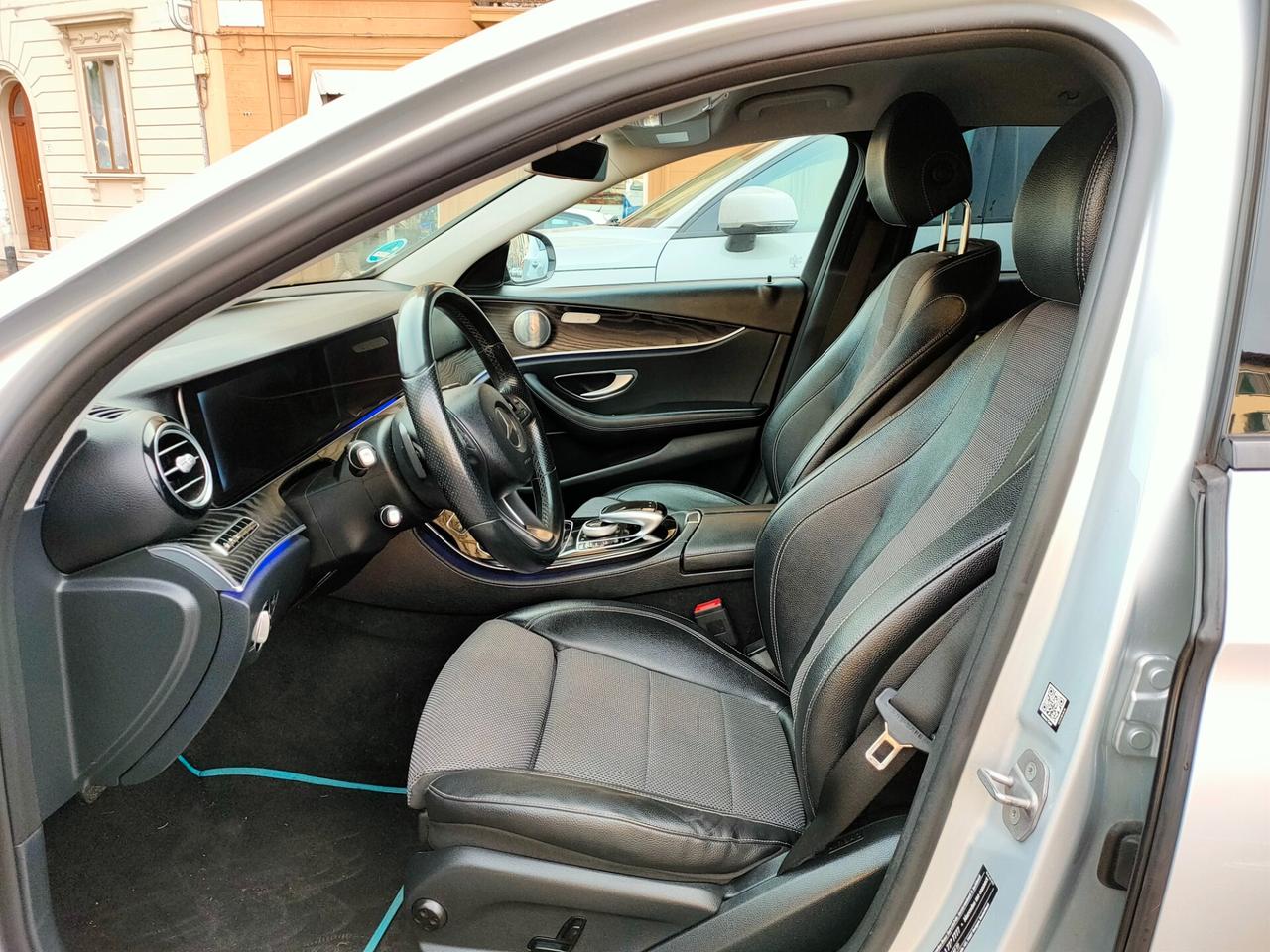 Mercedes-Benz E 220d Auto Premium Plus + Pack AMG