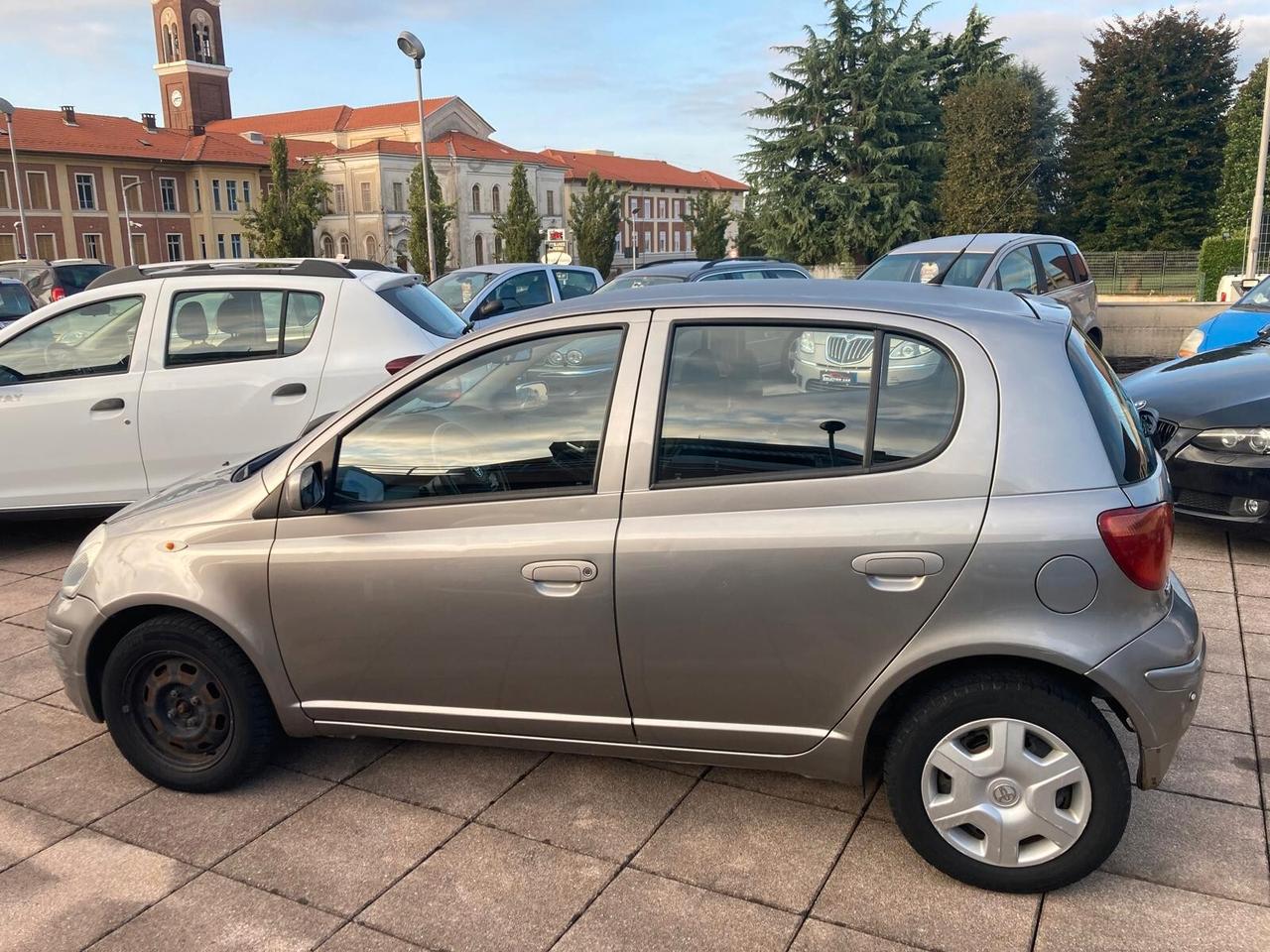 Toyota Yaris 1.3i 16V cat 5 porte Sol
