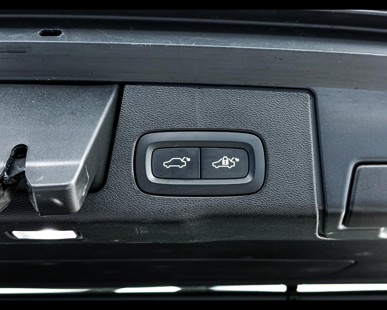 VOLVO XC60 (2017-->) - XC60 T6 Plug-in hybrid AWD automatico Core