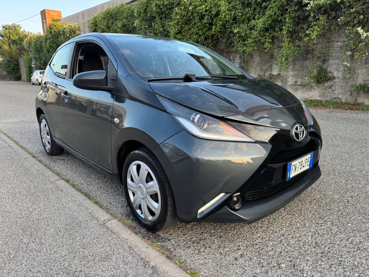 Toyota Aygo retrocamera tagliandata Neopatentati