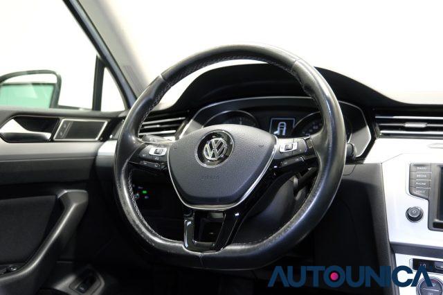 VOLKSWAGEN Passat Variant 1.6 TDI SCR DSG R-LINE BMT