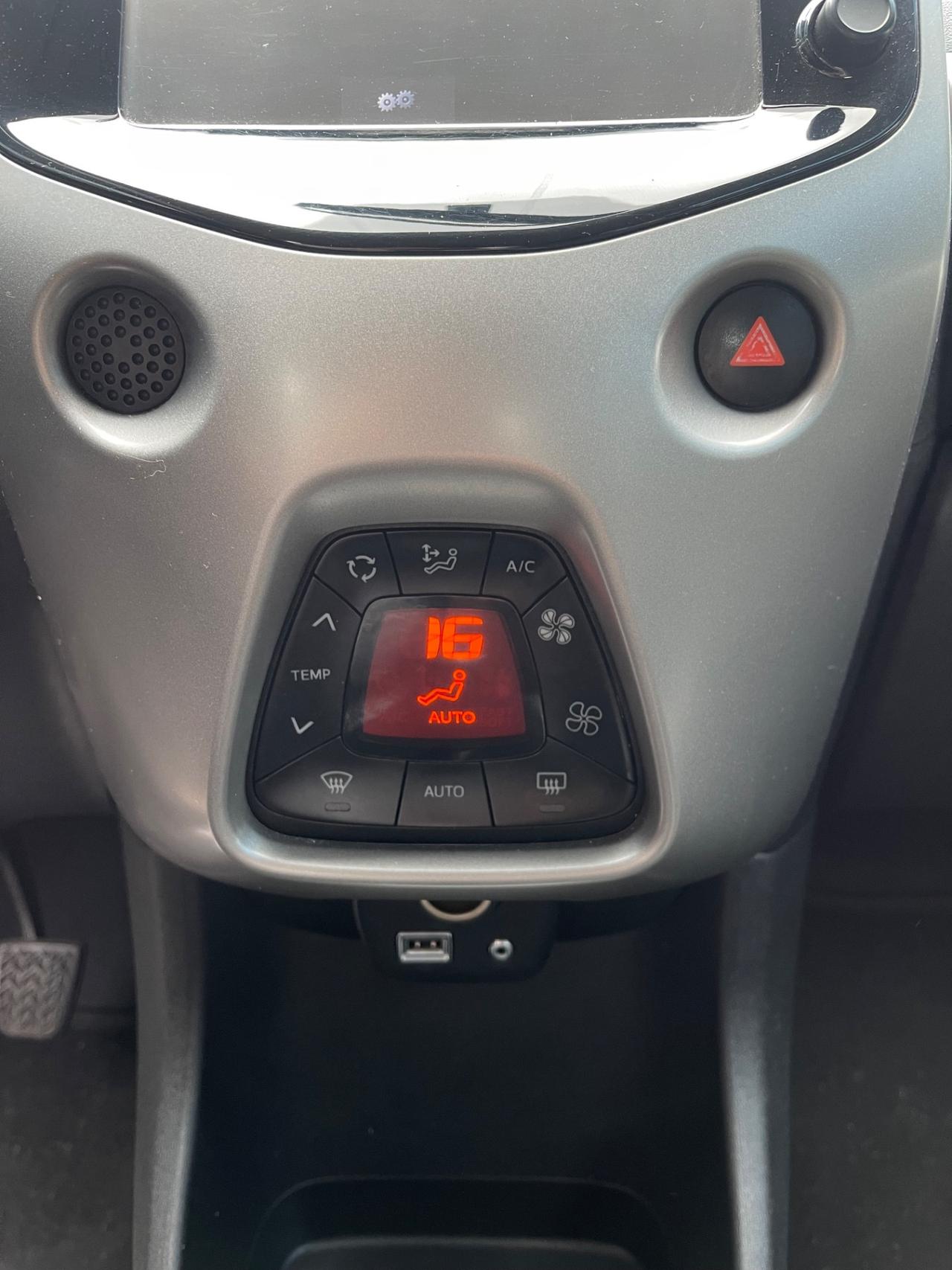 Toyota Aygo 1.0 VVT-i 69 CV 5 porte x-play