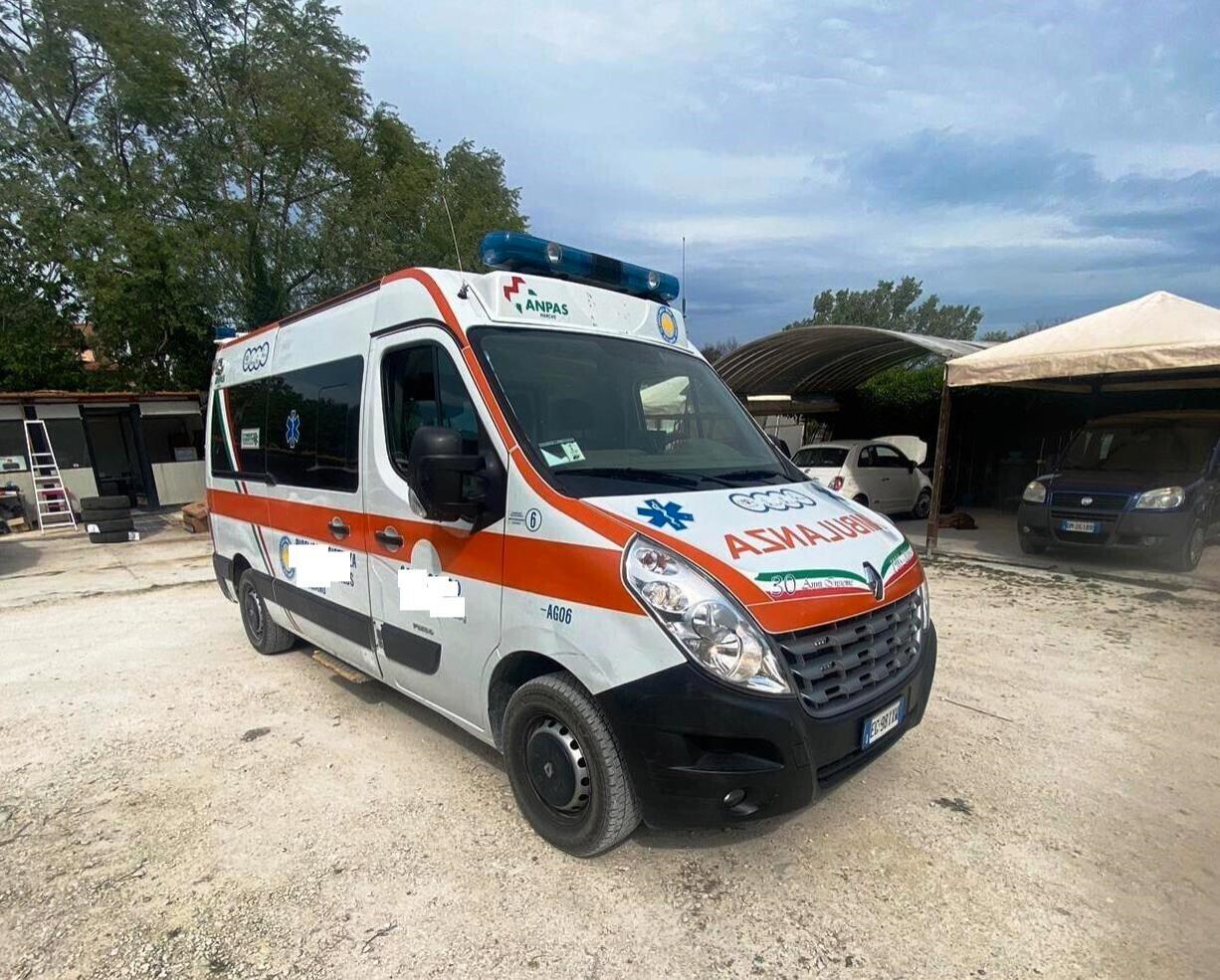 Renault ambulanza /POSSIBILE AUTOCARRO 2 P CAMPER