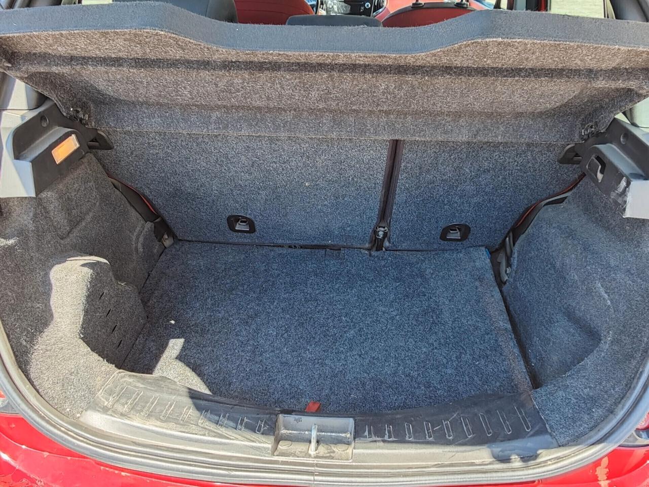 Lancia Ypsilon LANCIA YPSLON BLACK&RED 1.3 JTD 95CV STOP&START