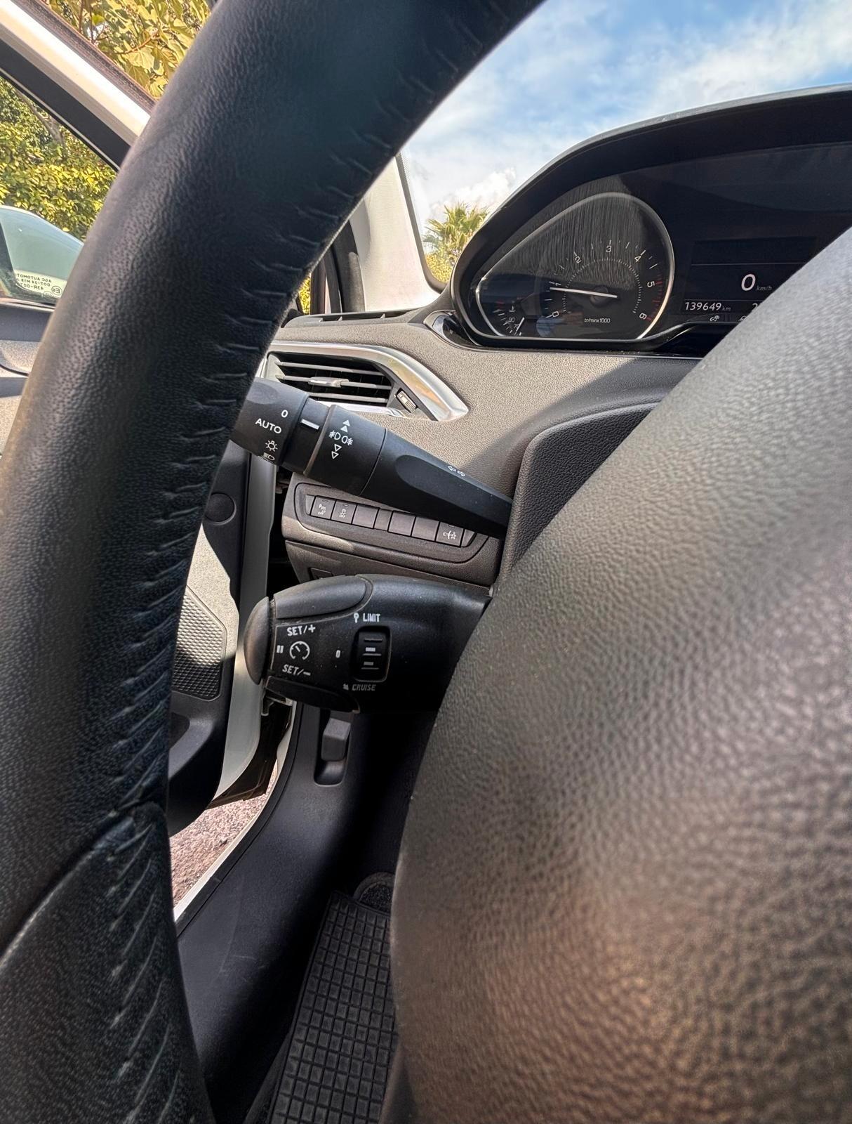 Peugeot 208 1.4 HDi 68 CV 5 porte Allure
