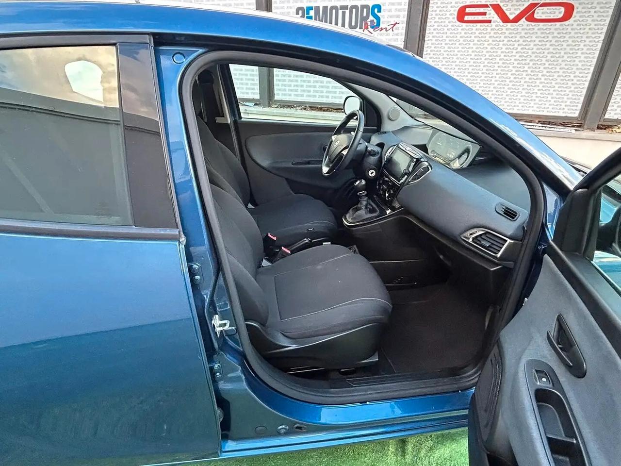 Lancia Ypsilon 1.0 FireFly 5 porte S&S Hybrid Silver