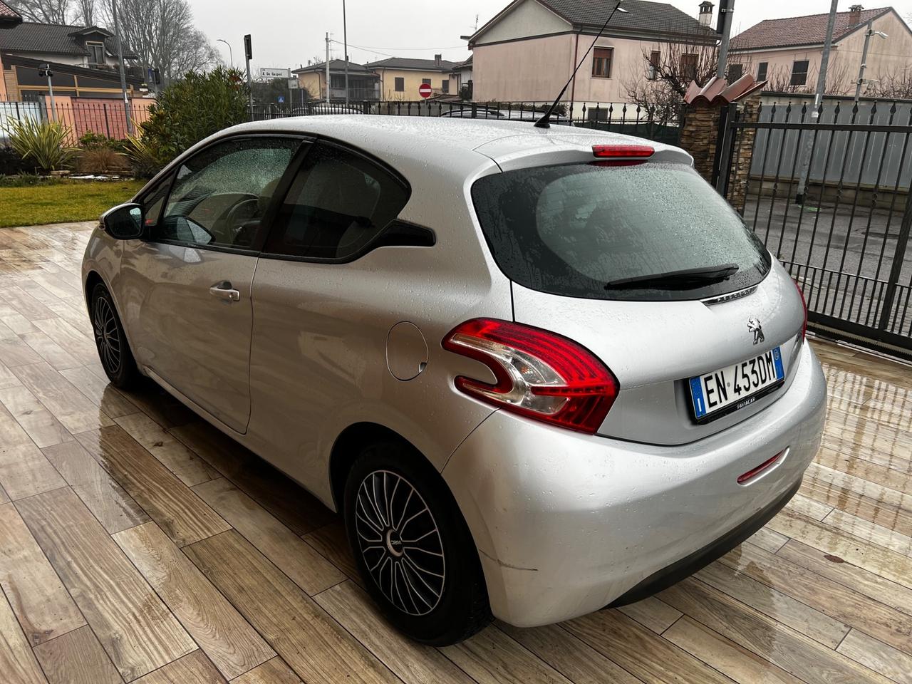 Peugeot 208 1.4 HDi 68 CV 3 porte Active NEOPATENTATI