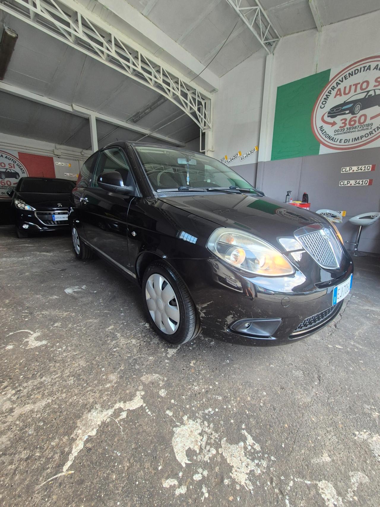 Lancia Ypsilon 1.2 69 CV Platino neo patentati