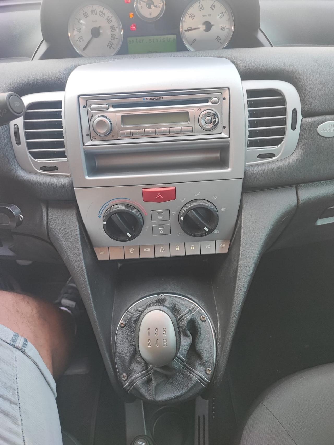Lancia Ypsilon 1.2 69 CV Unyca