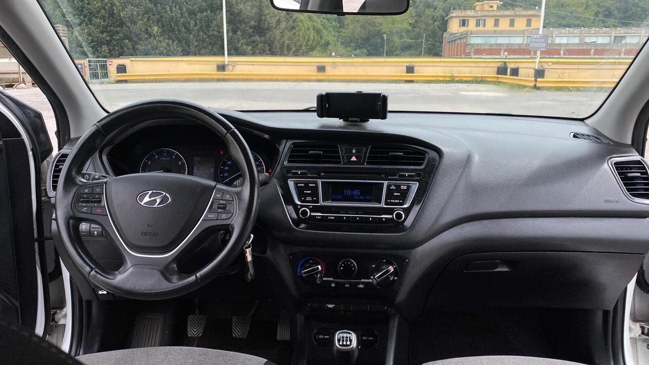 Hyundai i20 1.2 GPL 2016 – 115.000 km – perfetta Vendo Hyundai i20 GPL in condizioni davvero ottime, macchina tenuta con cura e sempre seguita. – anno 2016 – 115.000 km – benzina/GPL – unico proprietario – interni
