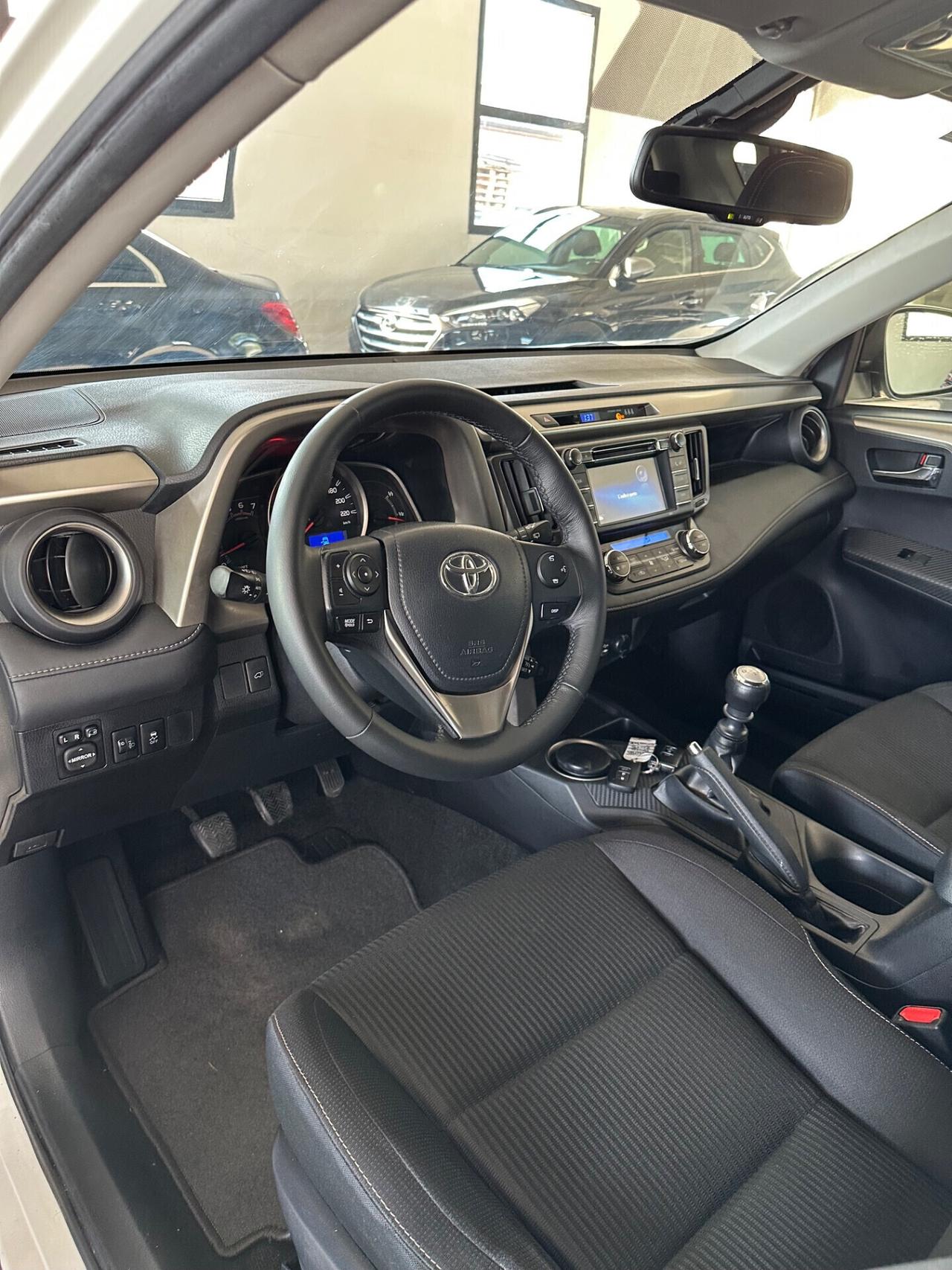 Toyota RAV 4 RAV4 2.0 D-4D 2WD Style White Ed.