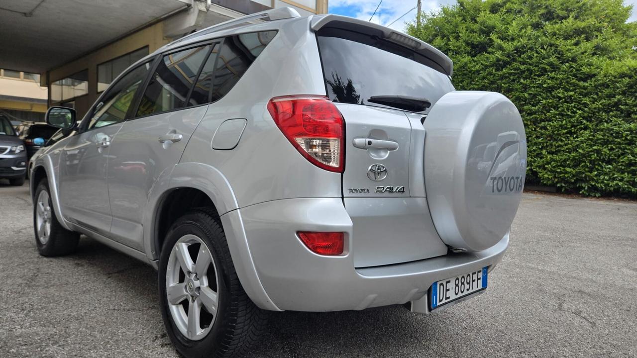 Toyota RAV 4 2.2 D-4D 177 CV Luxury 4x4