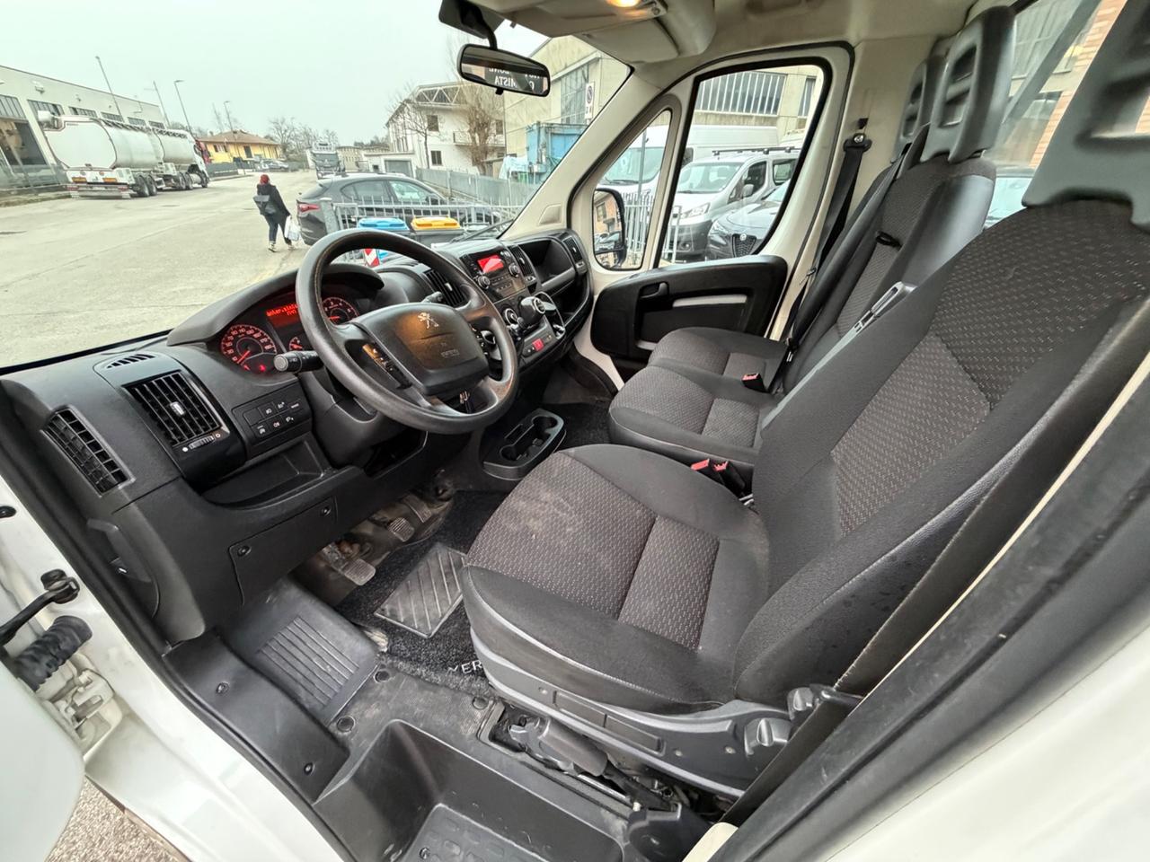 Peugeot Boxer 35 2.2 BlueHDi 140 S&S PL Cabinato