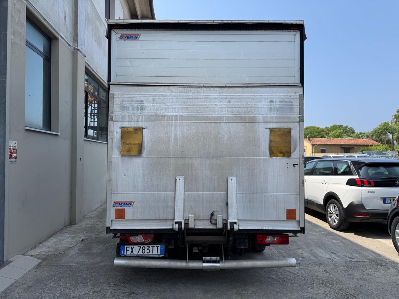 Ford Transit con la pedana ribasabile