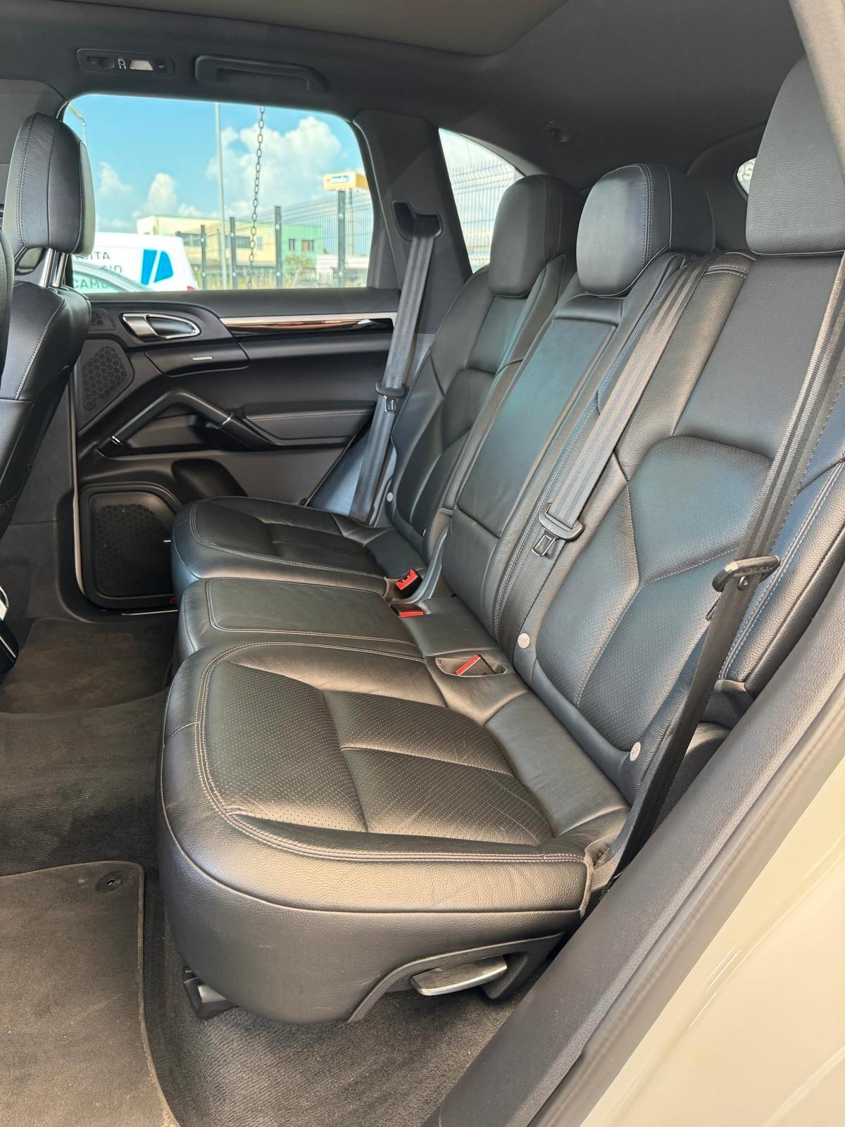 Porsche Cayenne 3.0 Diesel v6 - full optional!!!