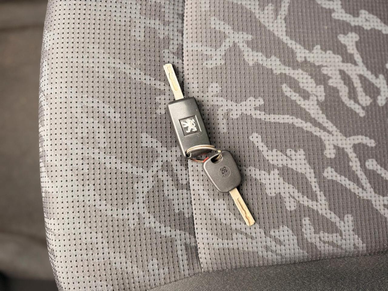 Peugeot 3008 1.6 HDi 110CV cambio robotizzato Business