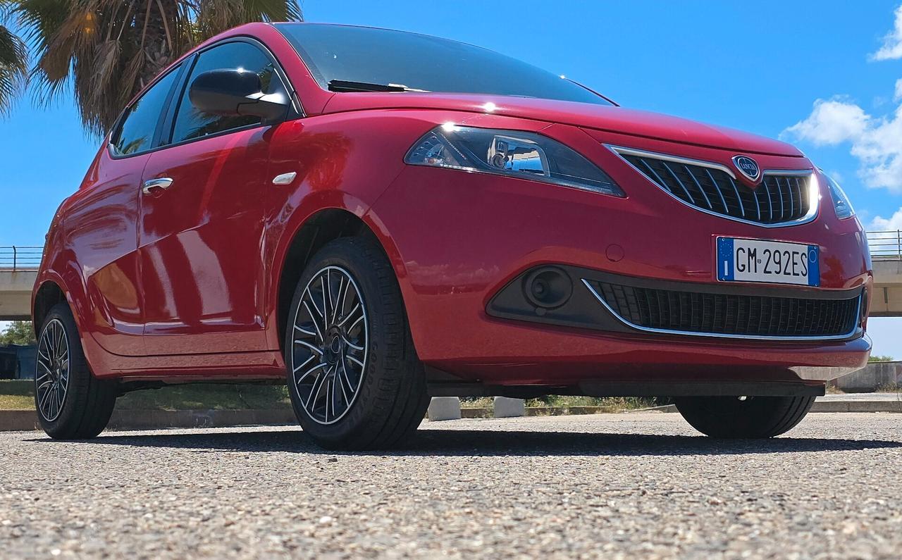 Lancia Ypsilon 1.0 FireFly 5 porte S&S Hybrid Ecochic Silver