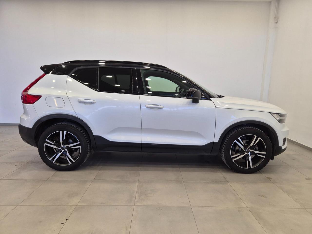 Volvo XC40 2.0 d3 R-design geartronic - UNIPROPRIETARIO - ACC/Lim - Cam