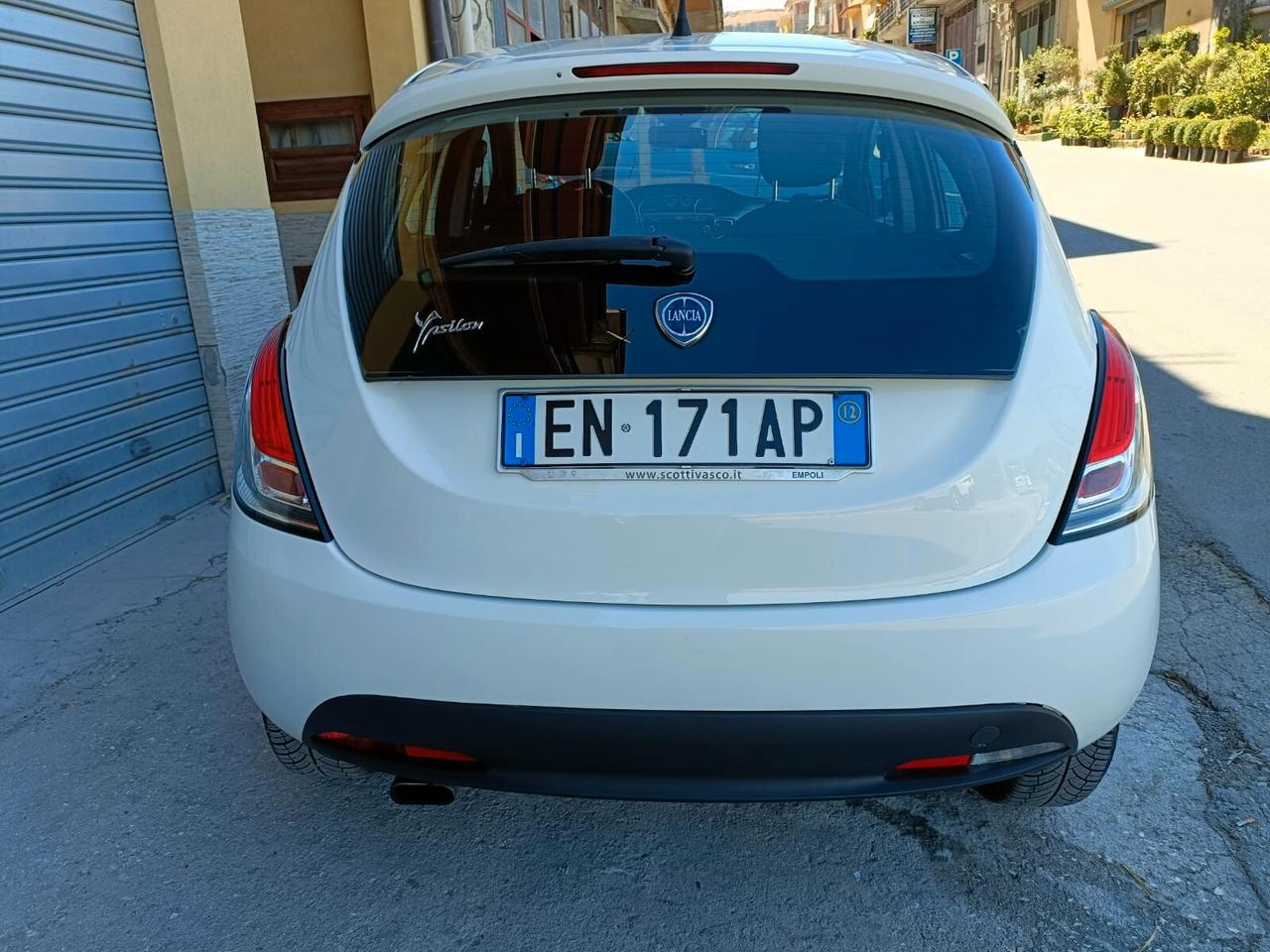 Lancia Ypsilon 1.2 Gold - 2012