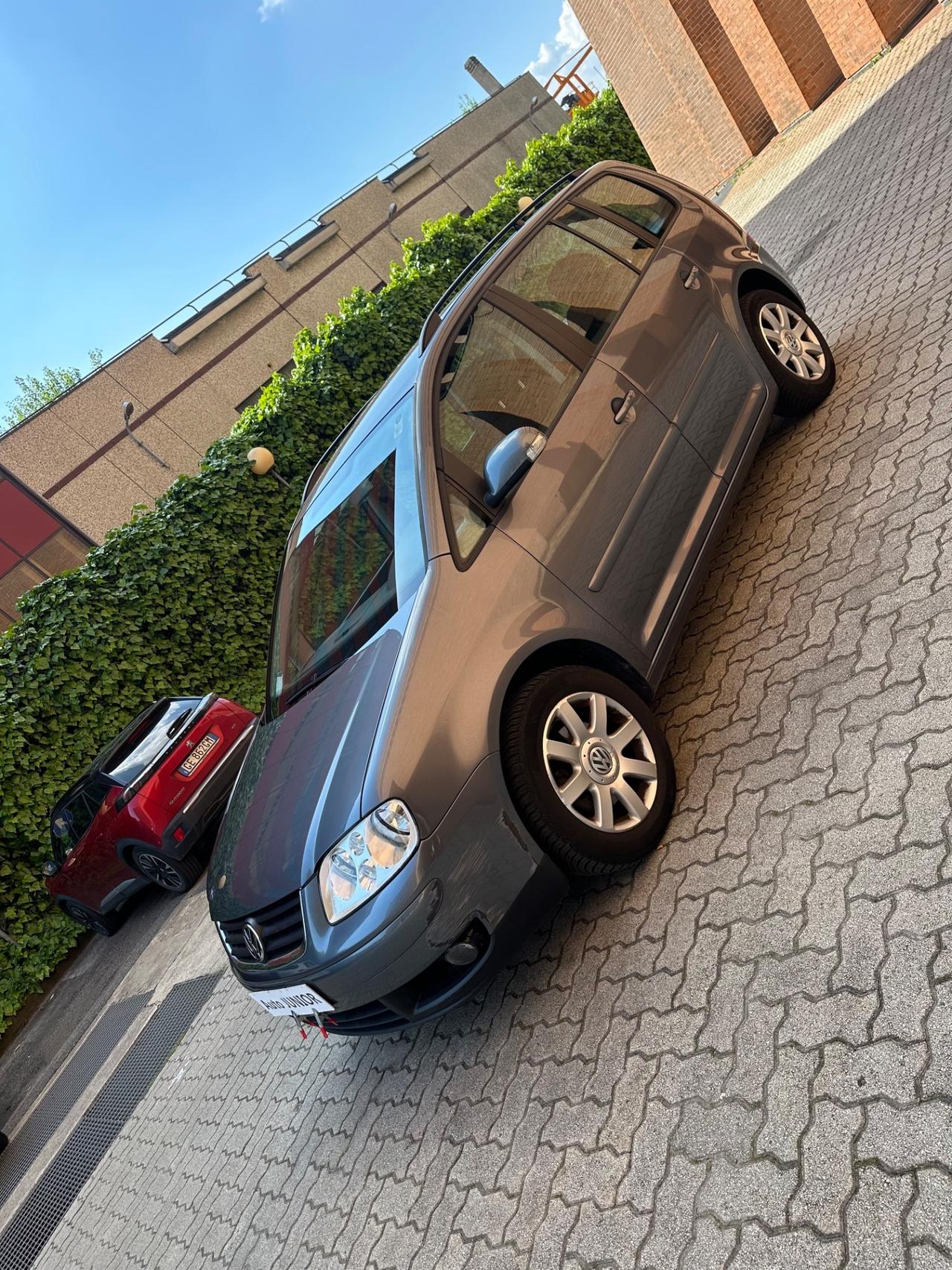 Volkswagen Touran 1.6 16V FSI Goal