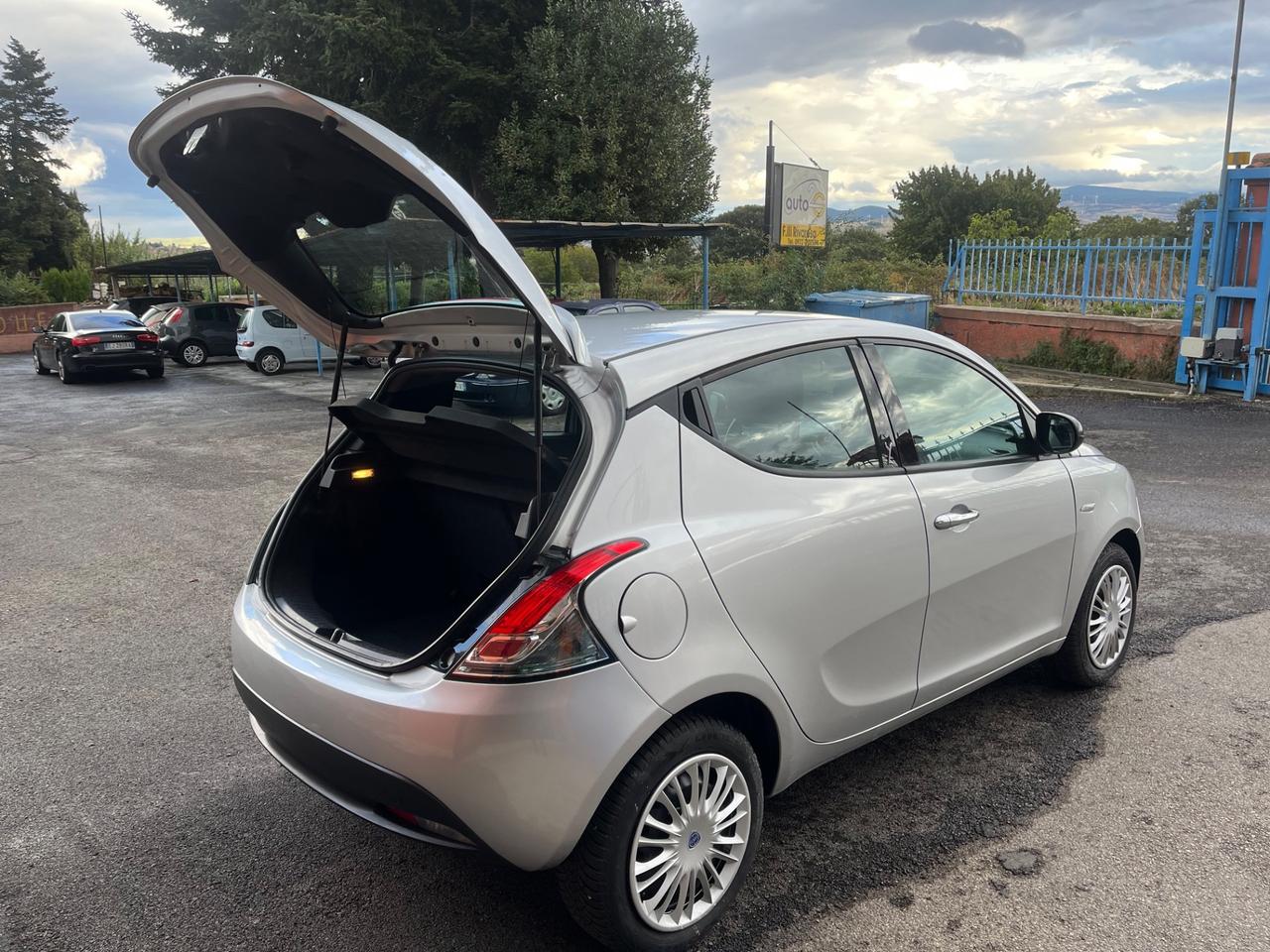 Lancia Ypsilon 1.2 69 CV5porte Silver-soloKm47500-