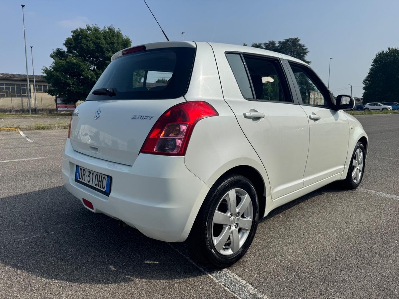 Suzuki Swift bianco perla idonea ai neopatentati