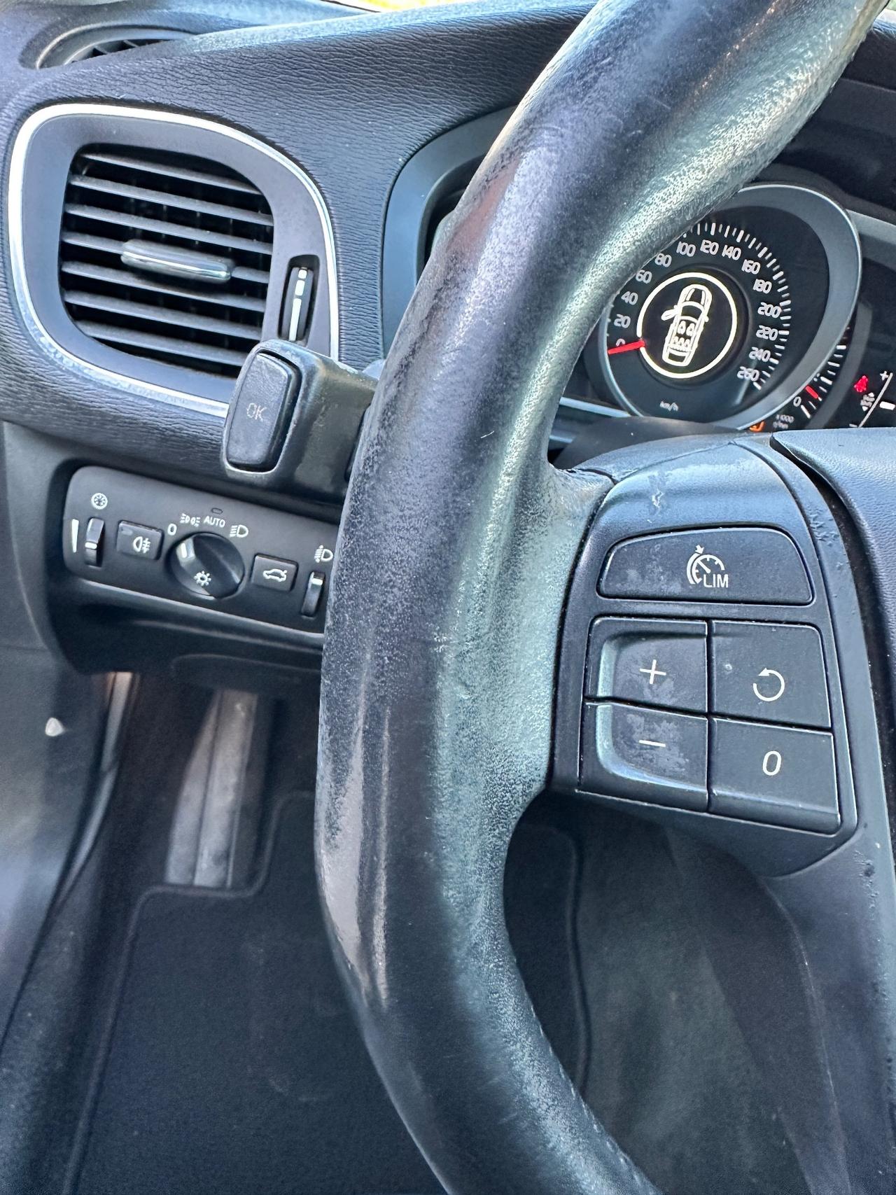 Volvo V40 D2 R-DESIGN MOMENTUM X NEOPATENTATI