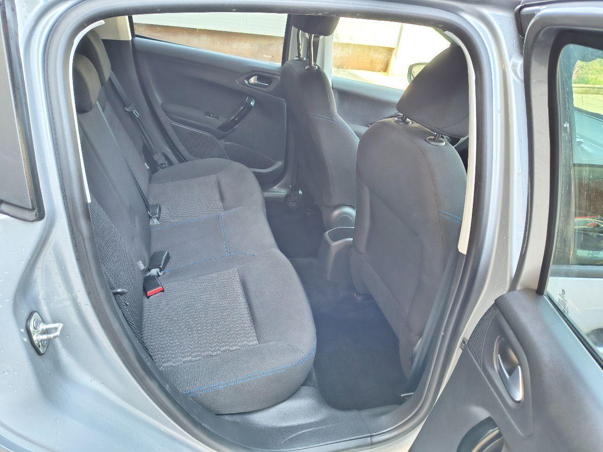 PEUGEOT - 208 - PureTech 82 5p. Touch