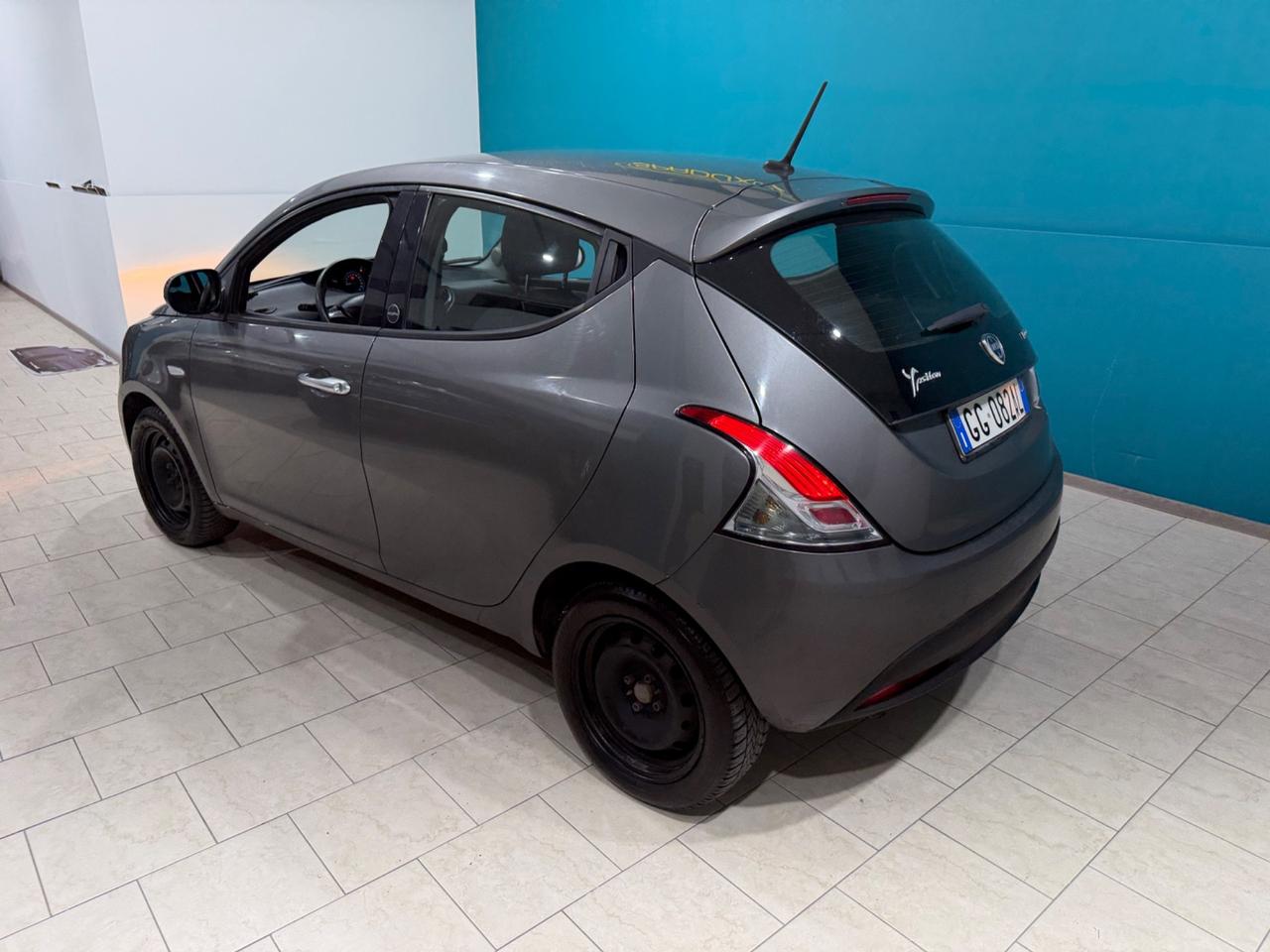Lancia Ypsilon 1.0 FireFly 5 porte S&S Hybrid Ecochic Silver