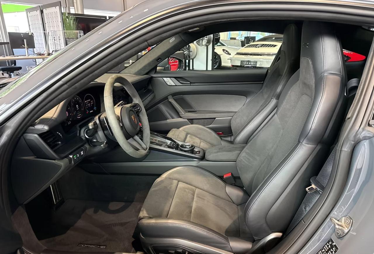 Porsche 911 Coupe 3.6 Carrera GTS auto