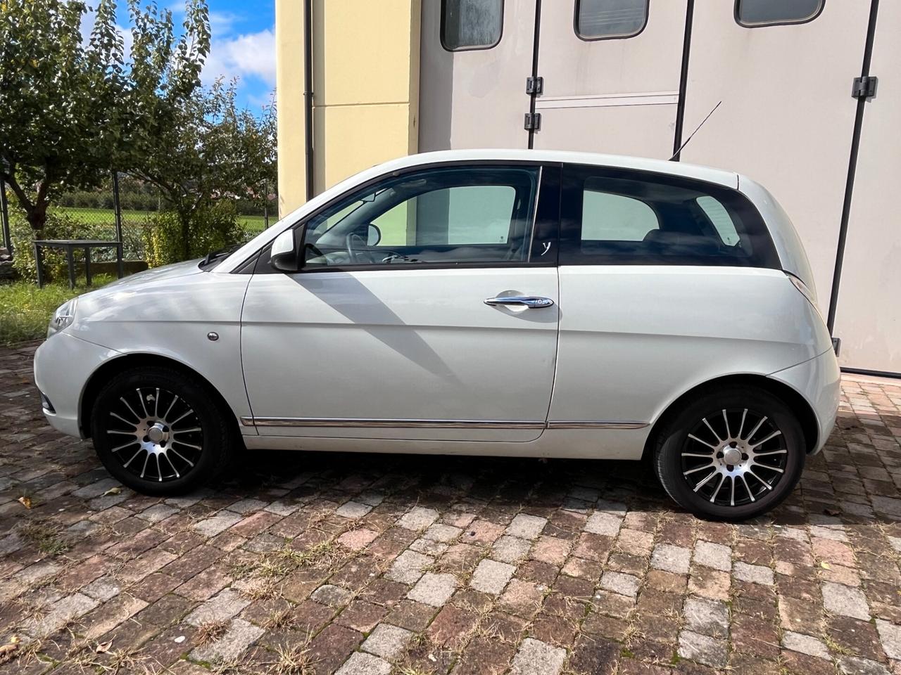 Lancia Ypsilon 1.4 16V Platino