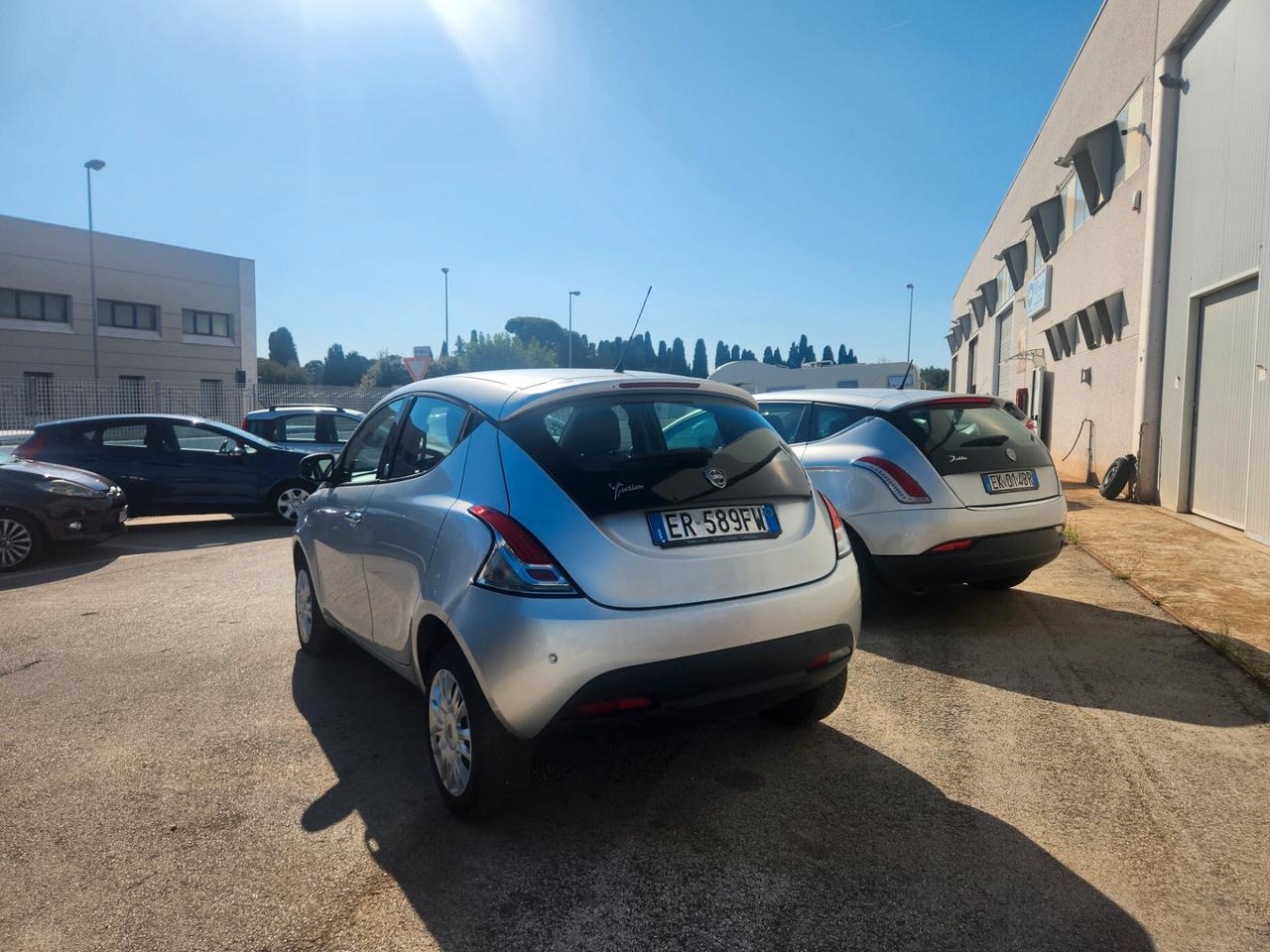Lancia Ypsilon 0.9 TwinAir 85 CV 5 porte Metano Ecochic Silver
