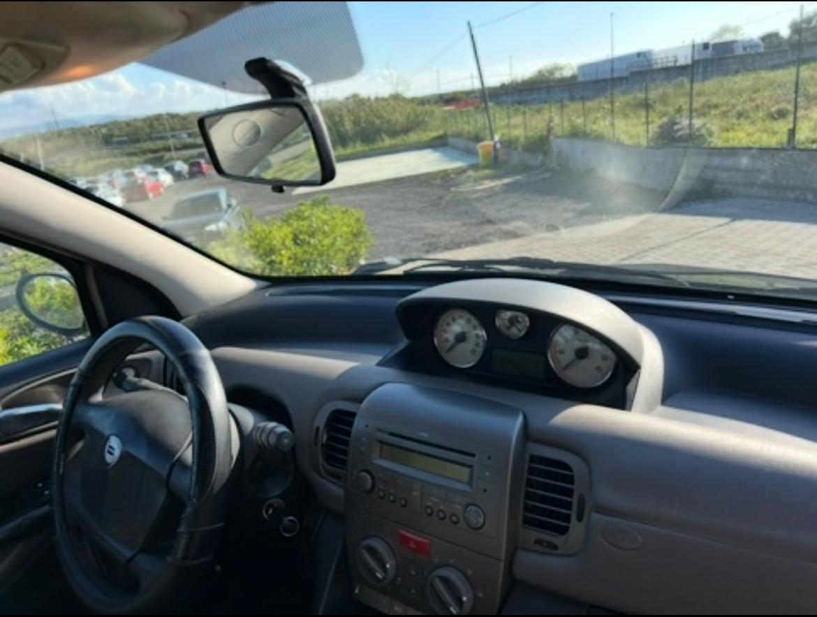 Lancia Ypsilon 1.2 16V Platino