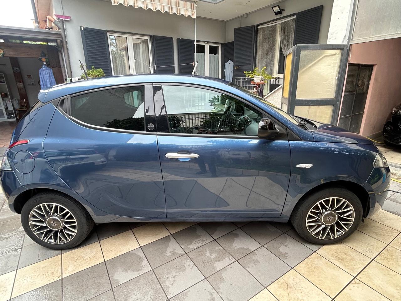 Lancia Ypsilon 1.0 FireFly 5 porte S&S Hybrid Ecochic Gold