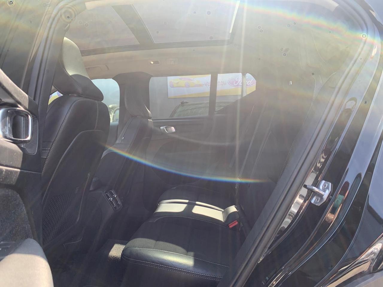 Volvo XC40 2.0 d3 Momentum Navi/Kamera/Tetto/Park/Pelle