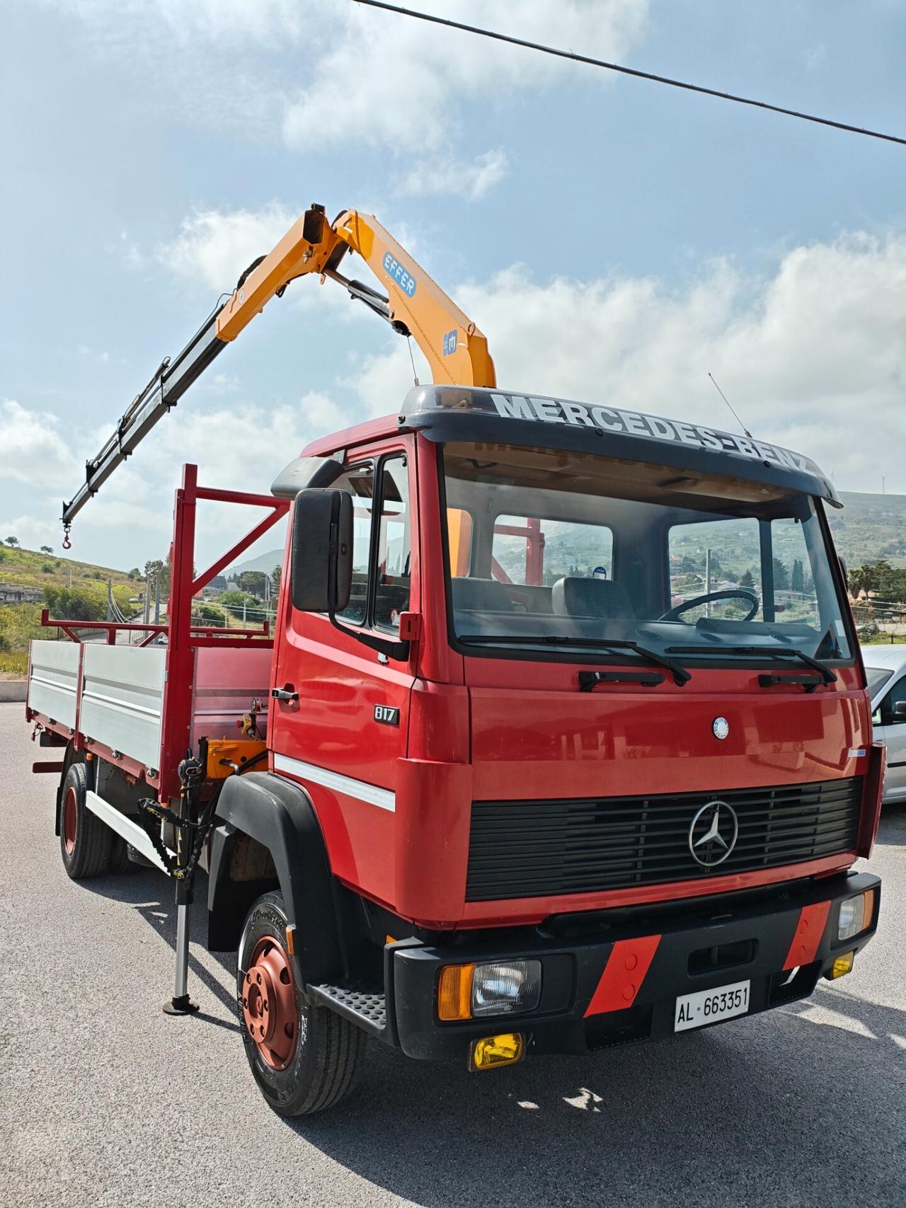 Mercedes Benz cassonato con Gru Effer