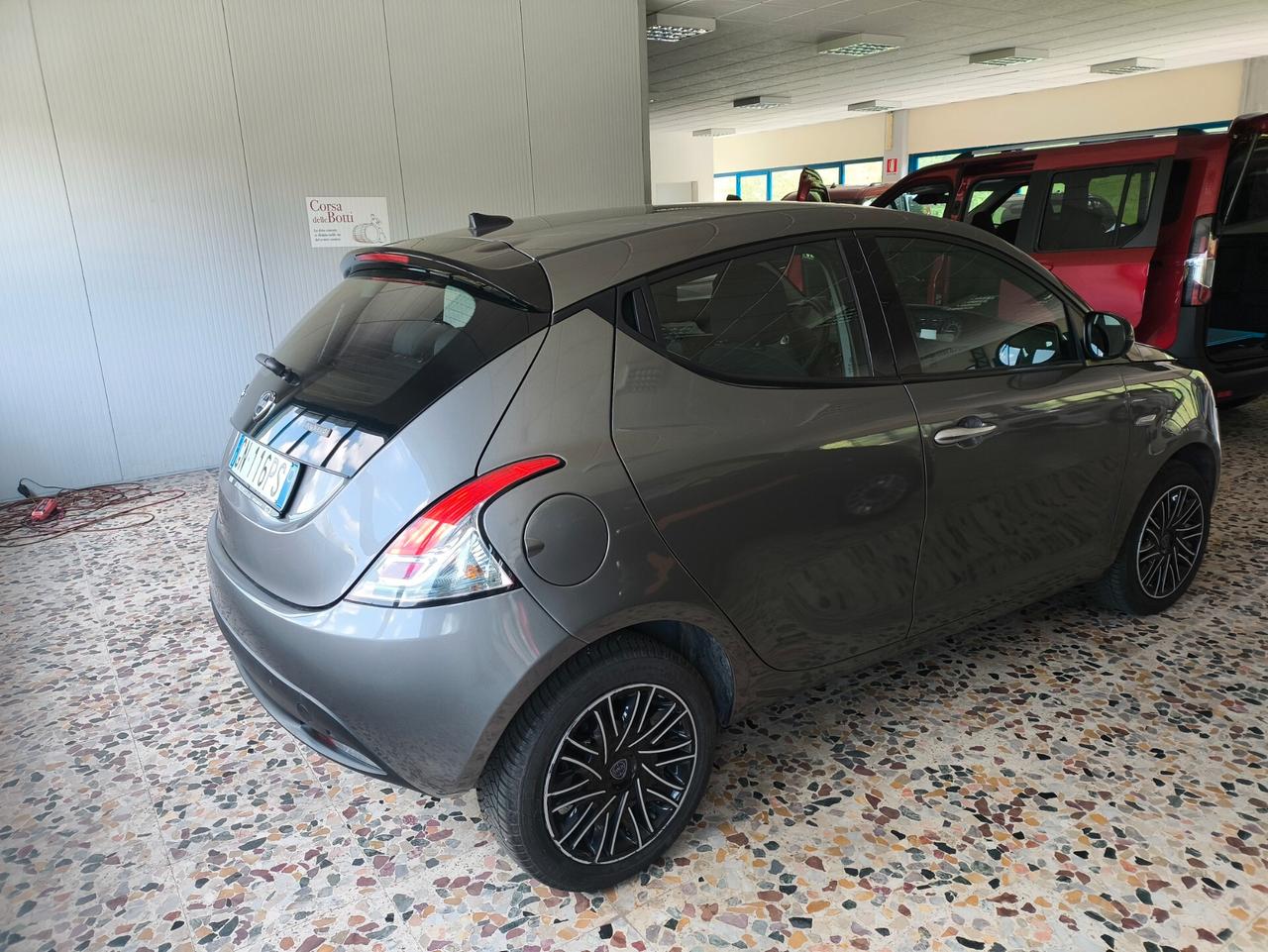 Lancia Ypsilon 1.0 FireFly 5 porte S&S Hybrid Silver Plus